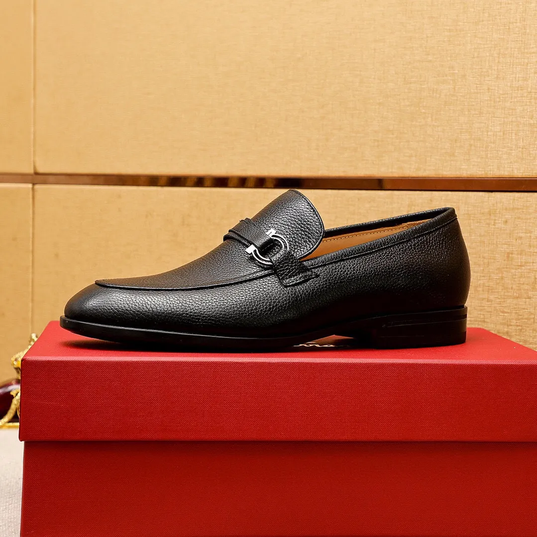 Men's shoes 💰480 💐 Product trademark: Ferragamo "Ferragamo" casual leather shoes Regular size: 38-44 (45🉑️customized) Product materials: Selected imported first-layer pebbled cowhide leather upper + luxury hardware buckle, imported water-dyed cow leather lining. Strong three-dimensional visual effect, original rubber outsole Color: 3⃣️seed leather materials available
